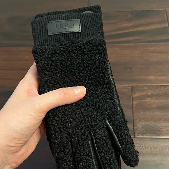 NEW! UGG Black Gloves & Mittens for Stylish Warmth - Picture 3 of 9